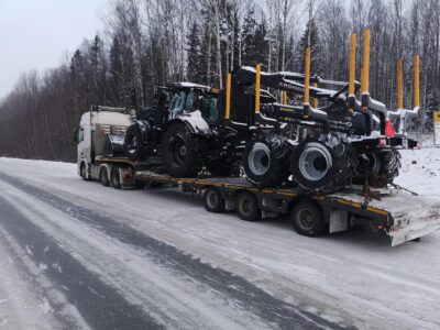 Traktor eriveohaagisel