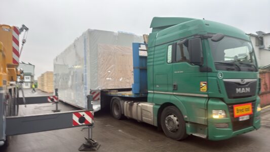 suur veos haagisel bred last