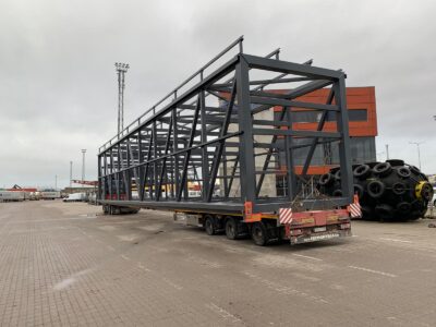 lai ja pikk veos pikeneval haagisel