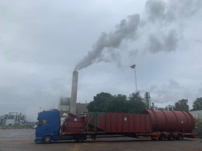 suur veos pikeneval haagisel